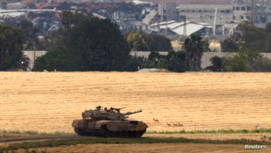 دبابة إسرائيلية تقف في حالة تأهب حيث يحشد الجيش قواته لمواجهة تبعات الهجوم الإيراني